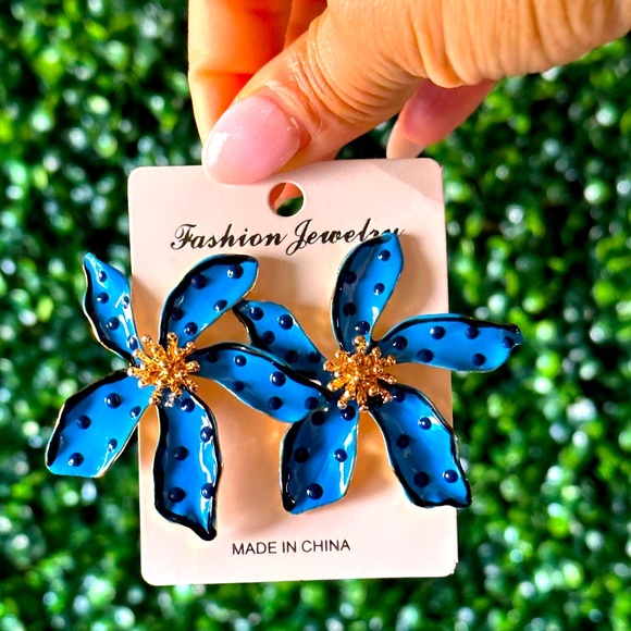 NWT Royal Blue Flower Statement Earrings - Picture 1 of 2